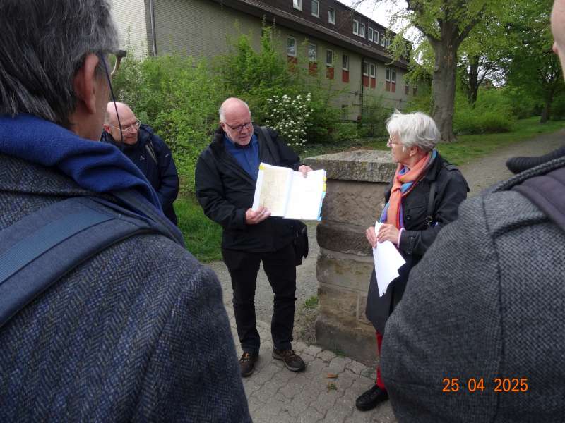Abb. 4 Andreas Bittner informiert zur geschichtlichen Entwicklung der Ost- und West-Siedlung