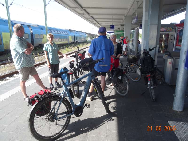 Abb. 1 Mitglieder der IfR-Regionalgruppe Niedersachsen am Bahnhof Braunschweig