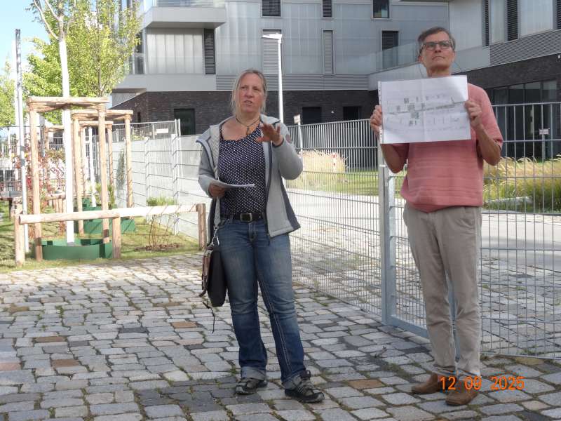 Bild 13: F. Neurand und P. Rey erläutern das Freiflächenkonzept