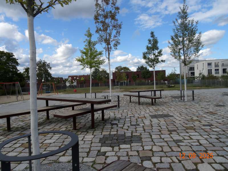 Bild 12: Umgestalteter Schulhof