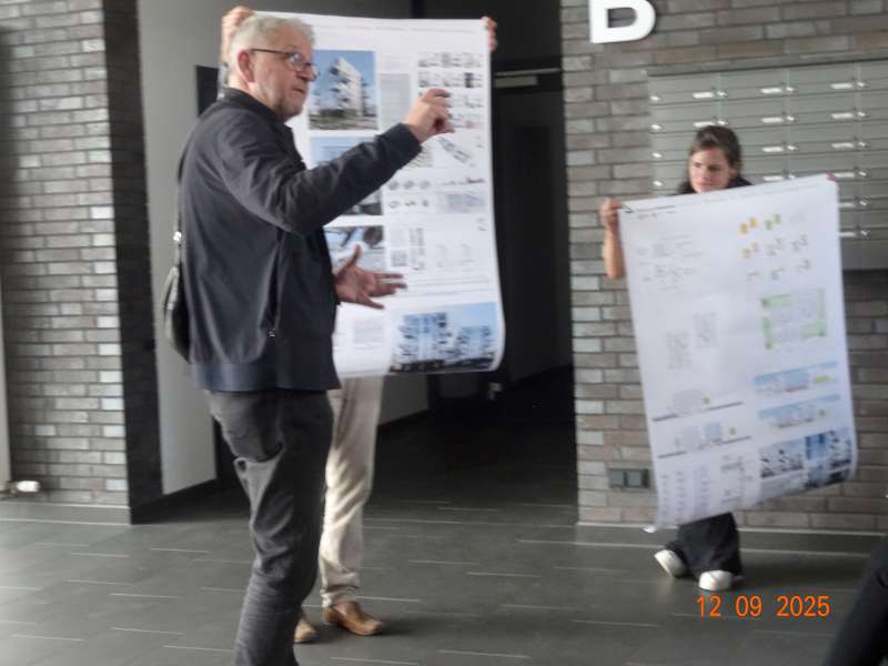 Bild 17: Architekt P. Teicher erläutert das Konzept des Wohnzwillings